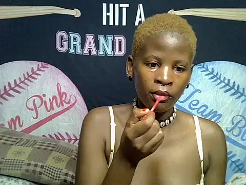 Snapshot of Queen_slay2 chatting on July 7, 2026, 5:21 am Queen slay2 online show from July 7, 2026, 5:21 am
