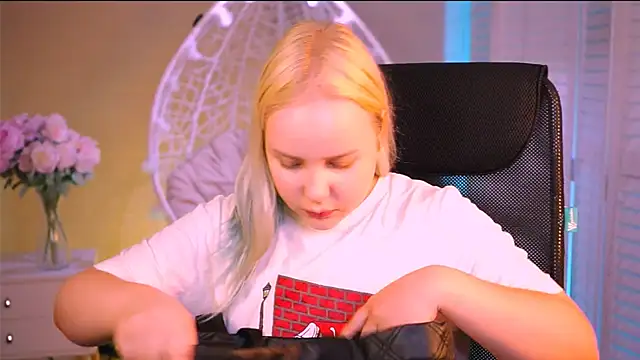 Snapshot of stellawatts chatting on June 19, 2026, 10:08 am stellawatts online show from June 19, 2026, 10:08 am