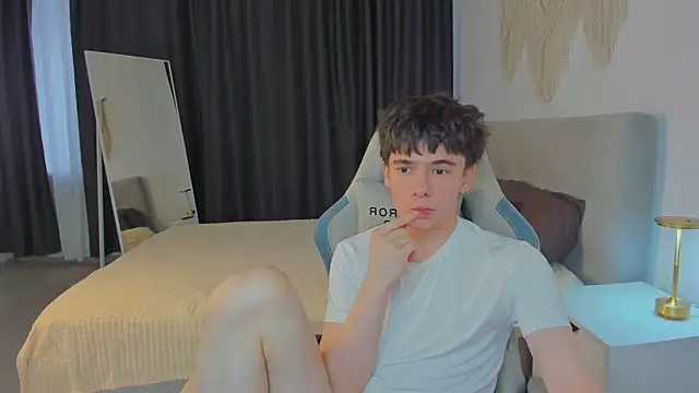Snapshot of Ethan_Crowe chatting on July 22, 2026, 3:59 pm Ethan Crowe online show from July 22, 2026, 3:59 pm