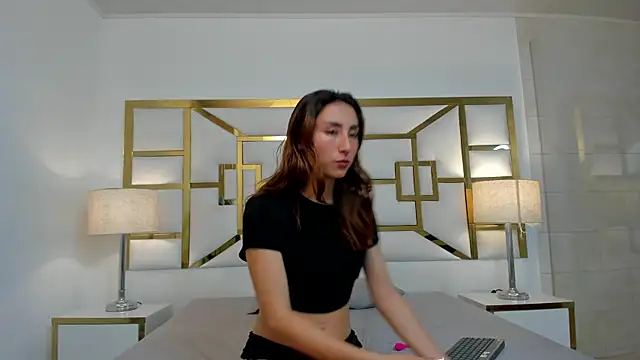 Snapshot of VivieneLuxe chatting on July 10, 2026, 3:44 am VivieneLuxe online show from July 10, 2026, 3:44 am