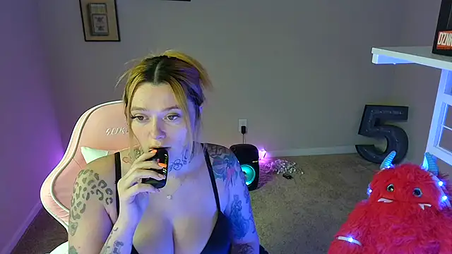 karmathevixen online show from July 7, 2026, 6:23 pm