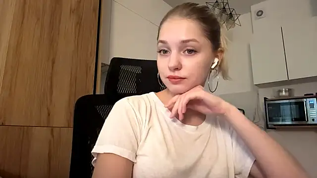 Snapshot of EveryoneEve chatting on July 22, 2026, 8:50 am EveryoneEve online show from July 22, 2026, 8:50 am