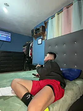 Snapshot of LatinoLeones chatting on July 19, 2026, 2:04 am LatinoLeones online show from July 19, 2026, 2:04 am