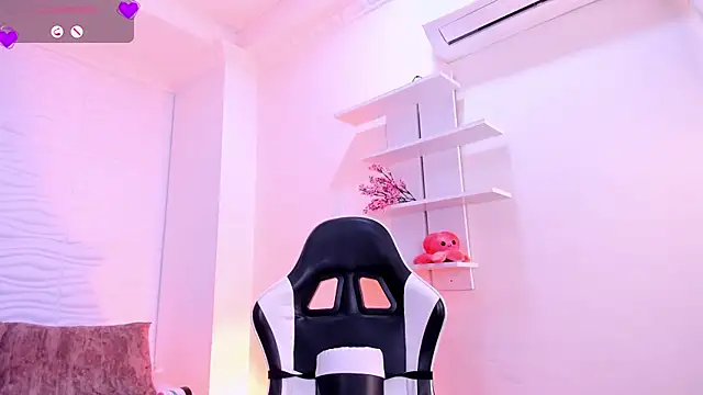 Snapshot of AylinLove_ chatting on August 3, 2026, 11:26 am AylinLove online show from August 3, 2026, 11:26 am