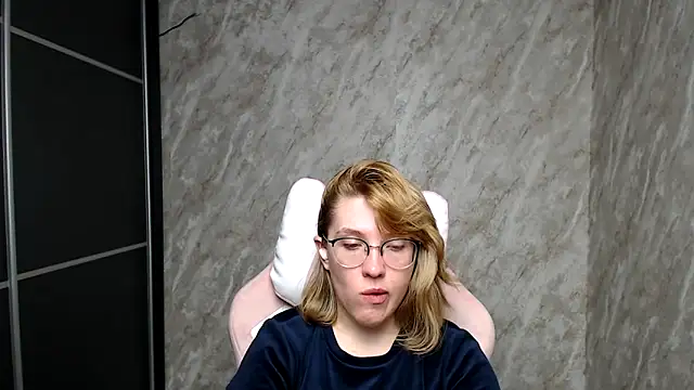 Reginasmilee online show from March 6, 2025, 3:35 pm