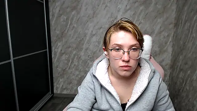 Reginasmilee online show from March 12, 2025, 5:07 pm