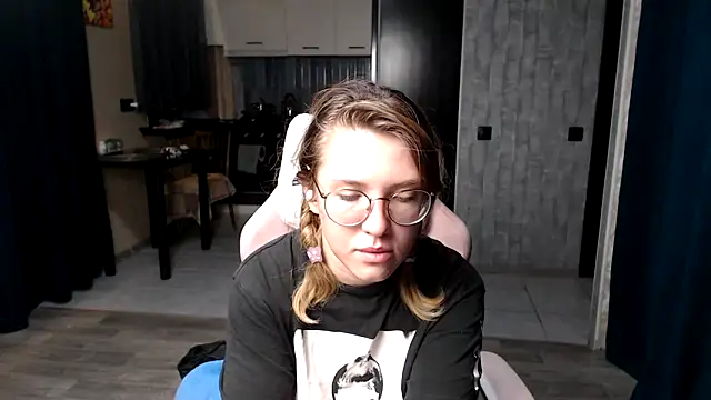 Reginasmilee online show from September 18, 2025, 11:29 pm