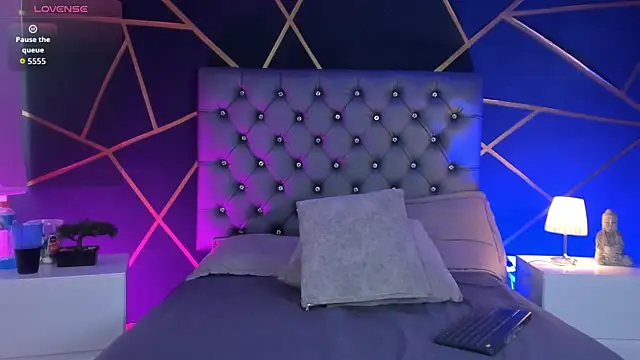 Katherinee Scott online show from August 5, 2026, 8:44 pm