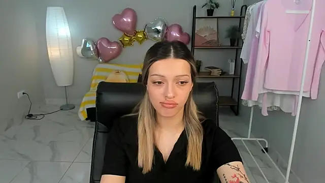 Snapshot of KarenCarson chatting on July 12, 2026, 11:01 am KarenCarson online show from July 12, 2026, 11:01 am