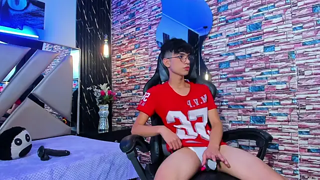 Snapshot of LiamHeatx chatting on July 15, 2026, 12:10 pm LiamHeatx online show from July 15, 2026, 12:10 pm