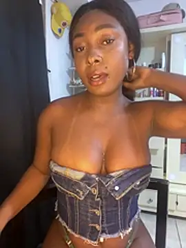 Snapshot of Emilybrowm01 chatting on July 14, 2026, 2:05 am Emilybrowm01 online show from July 14, 2026, 2:05 am