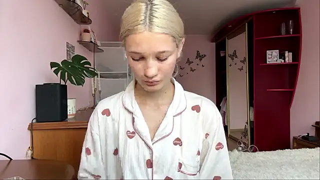 Snapshot of RoxyKindlimann chatting on July 27, 2026, 1:07 pm RoxyKindlimann online show from July 27, 2026, 1:07 pm