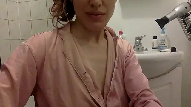 Snapshot of laetitia_xo chatting on August 6, 2026, 12:23 am laetitia xo online show from August 6, 2026, 12:23 am