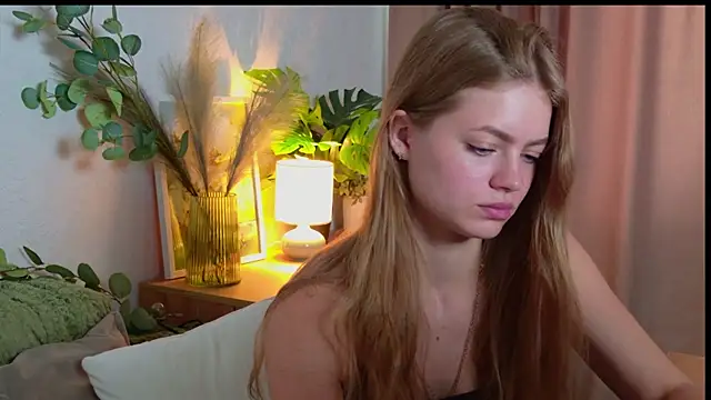 EmillyDiamond online show from July 28, 2026, 7:04 am