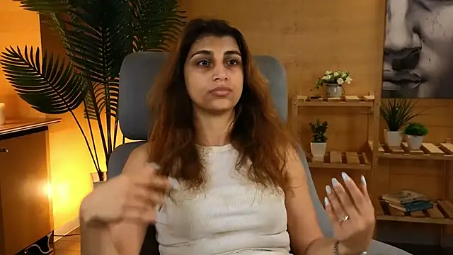 Snapshot of DinahSysak chatting on August 4, 2026, 8:06 am DinahSysak online show from August 4, 2026, 8:06 am
