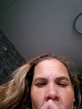 Snapshot of JoyceAndFriends chatting on August 2, 2026, 6:39 pm JoyceAndFriends online show from August 2, 2026, 6:39 pm