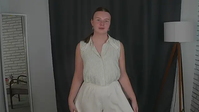 IsobelBoderick online show from August 5, 2026, 5:21 am