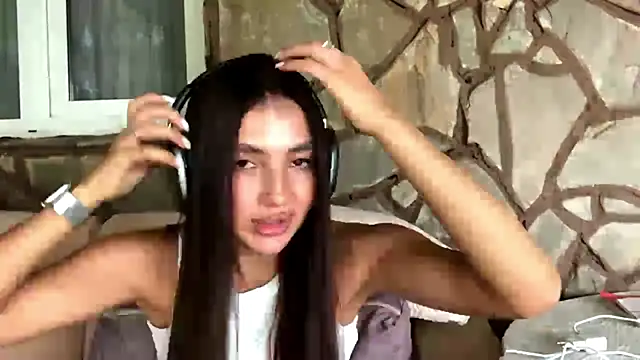 Snapshot of Ellya_ chatting on August 4, 2026, 2:08 pm Ellya online show from August 4, 2026, 2:08 pm