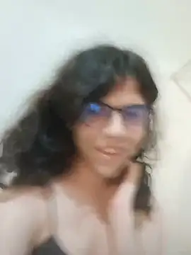 Snapshot of cecileah chatting on August 5, 2026, 4:32 pm cecileah online show from August 5, 2026, 4:32 pm