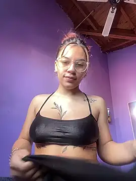 Snapshot of Miaperezz19 chatting on August 7, 2026, 5:37 pm Miaperezz19 online show from August 7, 2026, 5:37 pm