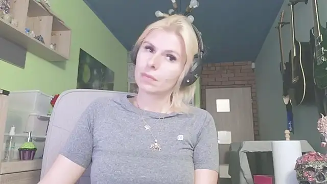 Snapshot of karmija chatting on November 7, 2025, 9:15 pm karmija online show from November 7, 2025, 9:15 pm