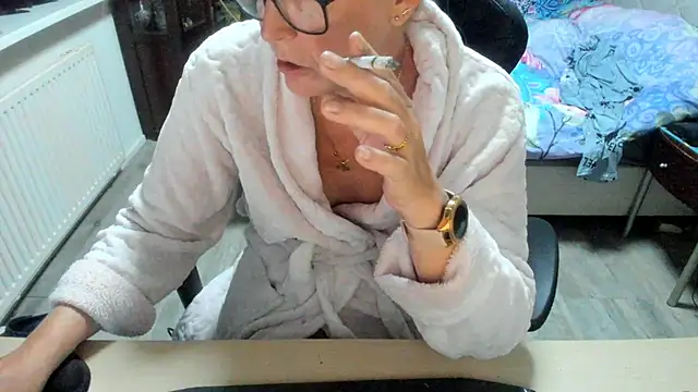 minoesje37 online show from October 5, 2025, 6:50 pm