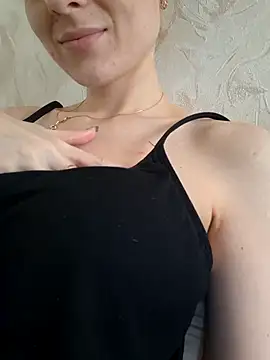 YogisticJuli666 online show from October 9, 2025, 6:33 am