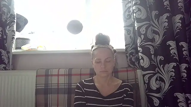 LindaStarS online show from April 21, 2026, 5:14 am