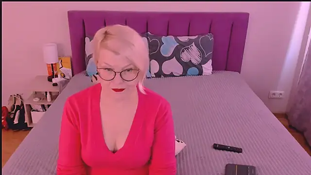 sabrinamacmarren online show from October 8, 2025, 12:03 pm