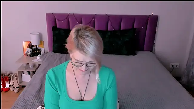 sabrinamacmarren online show from December 19, 2025, 2:46 pm