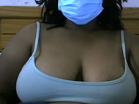 Snapshot of Artinah22 chatting on November 28, 2025, 8:44 pm Artinah22 online show from November 28, 2025, 8:44 pm