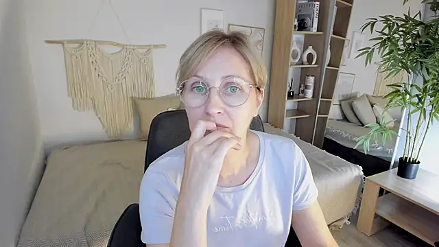 Paris Cherry online show from September 18, 2025, 7:16 pm