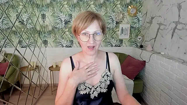 Snapshot of Paris_Cherry chatting on June 19, 2026, 6:12 pm Paris Cherry online show from June 19, 2026, 6:12 pm