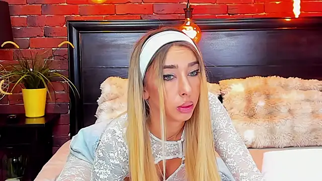 ChristynaRoss online show from January 18, 2026, 8:23 pm