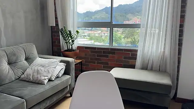 illaroom online show from March 18, 2025, 5:21 pm