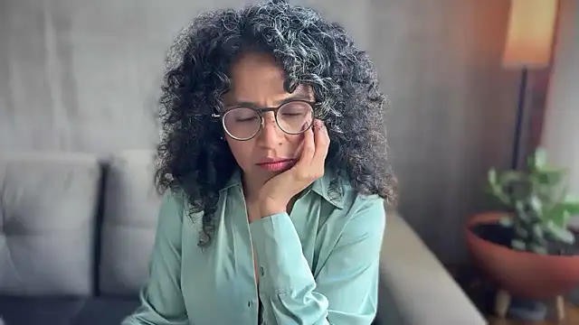 illaroom online show from October 6, 2025, 8:17 pm