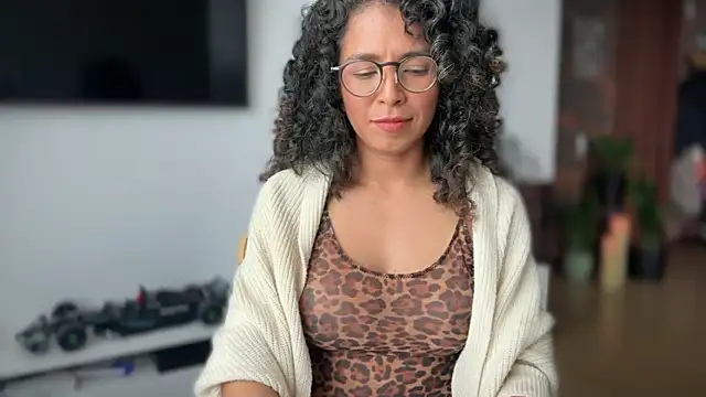 illaroom online show from October 10, 2025, 8:41 pm