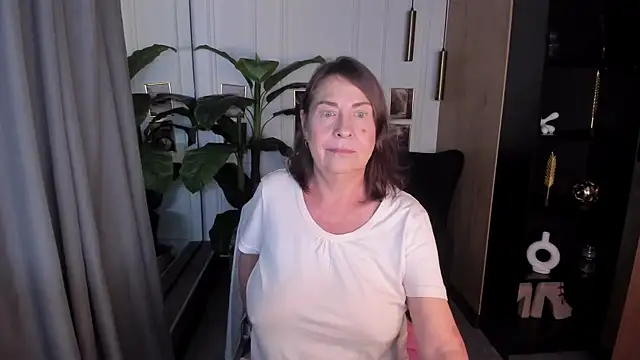 Snapshot of LindaPassionate chatting on July 24, 2026, 5:22 pm LindaPassionate online show from July 24, 2026, 5:22 pm