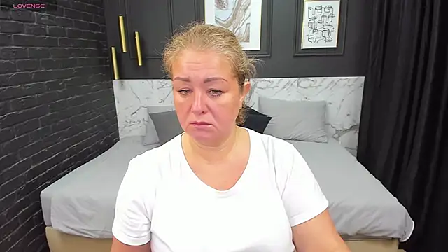 JenniferLight online show from December 7, 2024, 1:07 pm