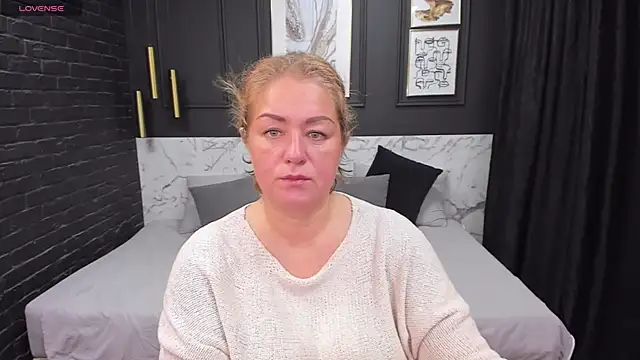 JenniferLight online show from December 8, 2024, 8:25 pm