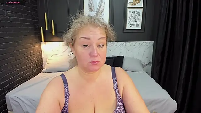 JenniferLight online show from December 22, 2024, 1:11 pm