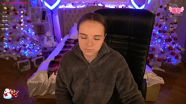 FoxyShy online show from December 18, 2024, 1:02 pm
