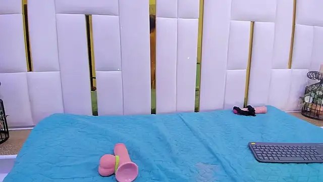 cristinapuerta  online show from December 2, 2024, 6:10 pm