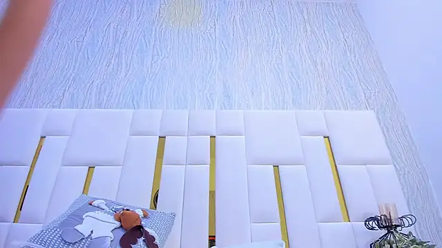 cristinapuerta  online show from December 19, 2024, 6:01 pm