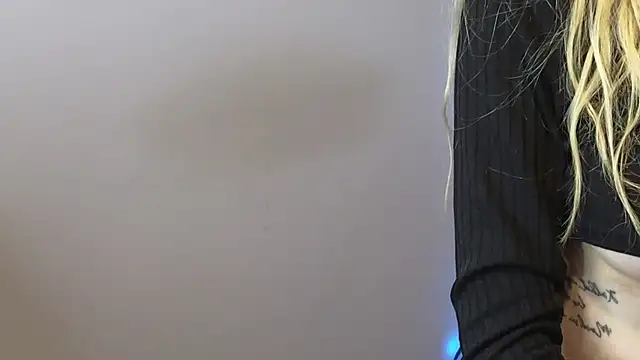 JuliaJuliette online show from October 22, 2025, 11:54 am