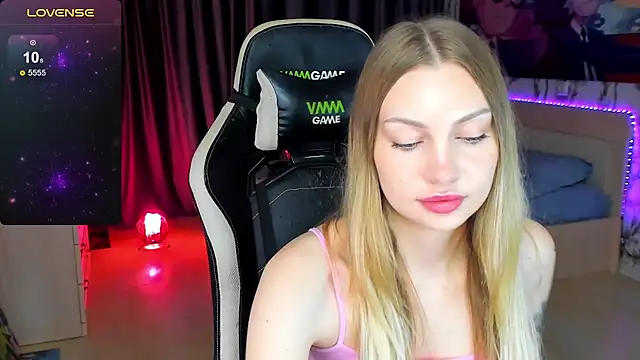 BiMolly online show from October 14, 2025, 6:31 pm