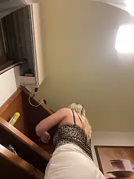 Gatitacarlita online show from March 11, 2025, 5:57 pm