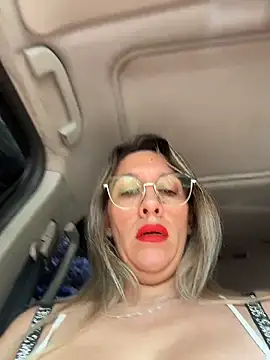 Gatitacarlita online show from April 4, 2026, 5:21 pm