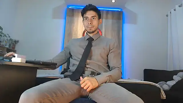 Andrew 4  online show from November 17, 2025, 2:17 am