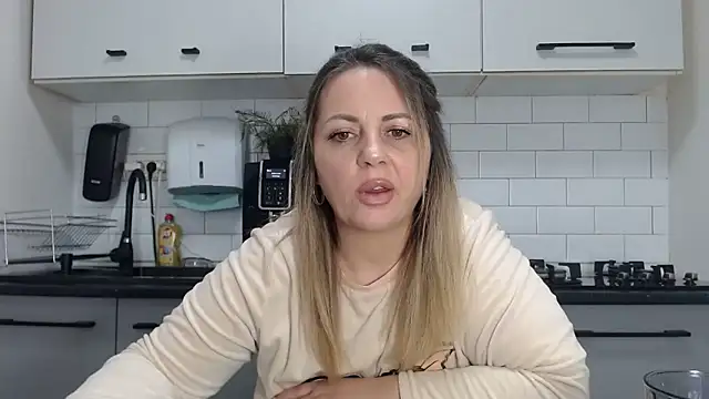 erikaerika online show from December 8, 2024, 9:46 am